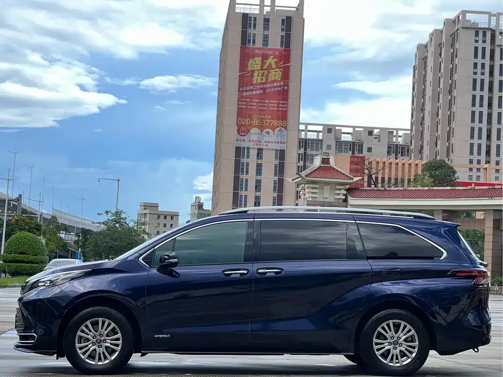 Toyota Sienna — фото 7