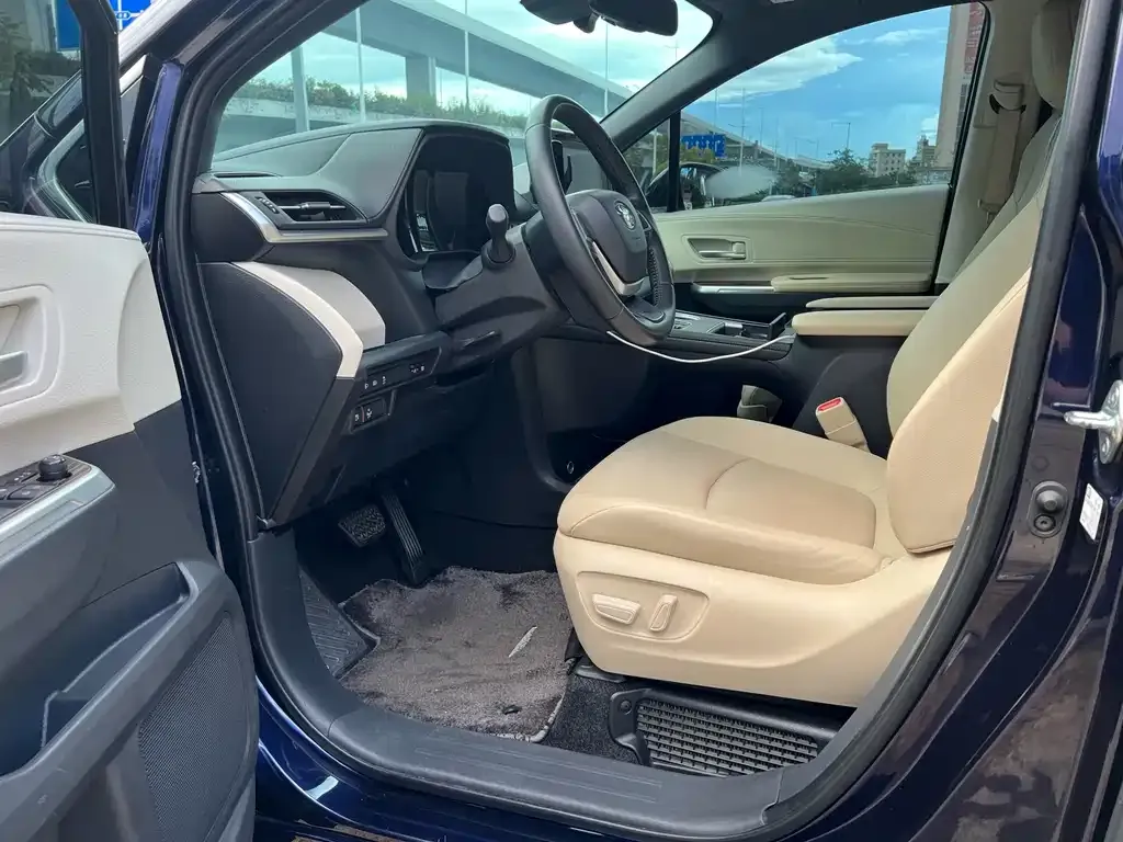 Toyota Sienna — фото 9