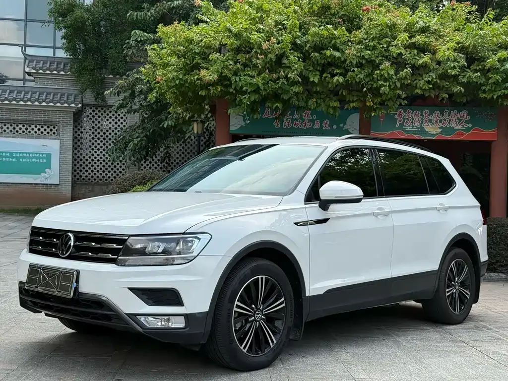 Volkswagen Tiguan L — фото 1
