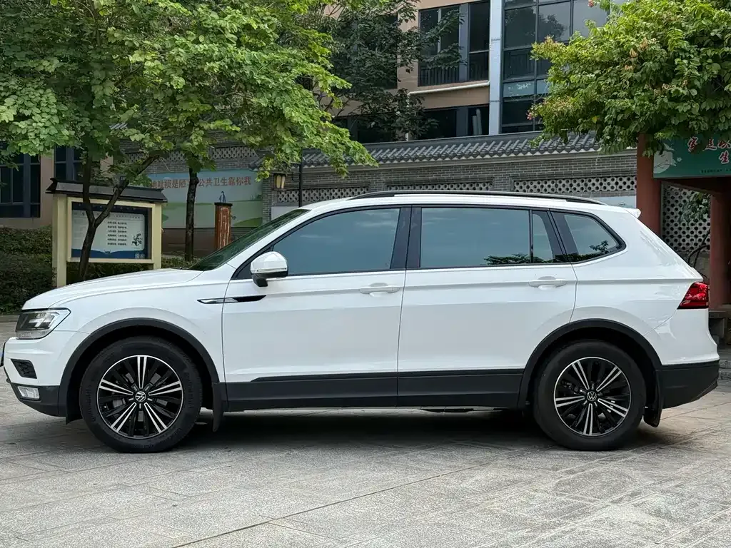 Volkswagen Tiguan L — фото 10