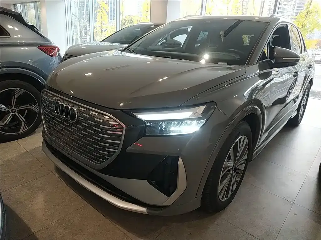 Audi Q4 e-tron — фото 1