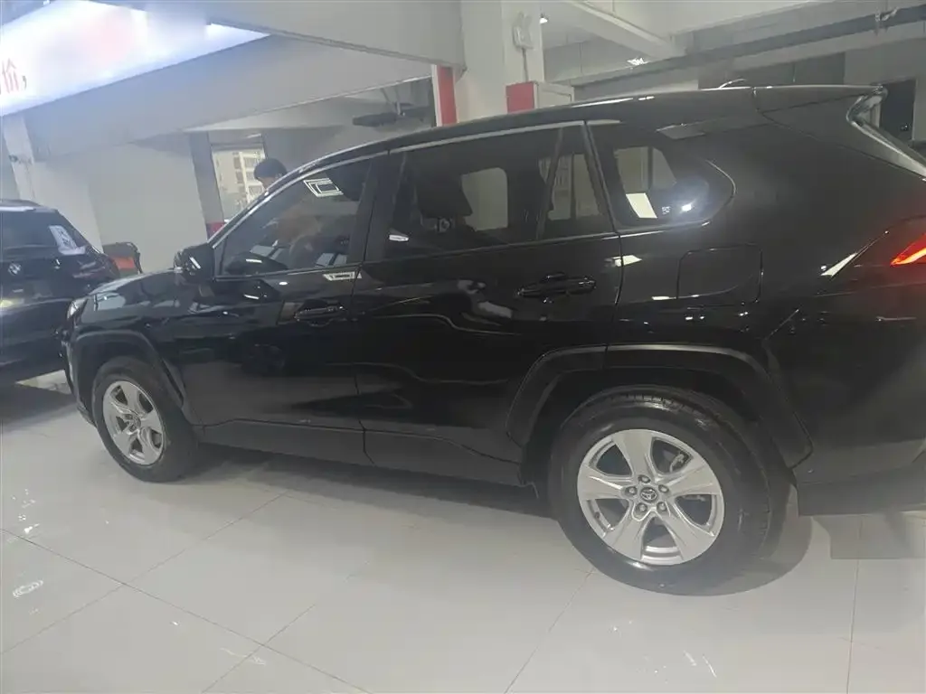 Toyota RAV4 — фото 5