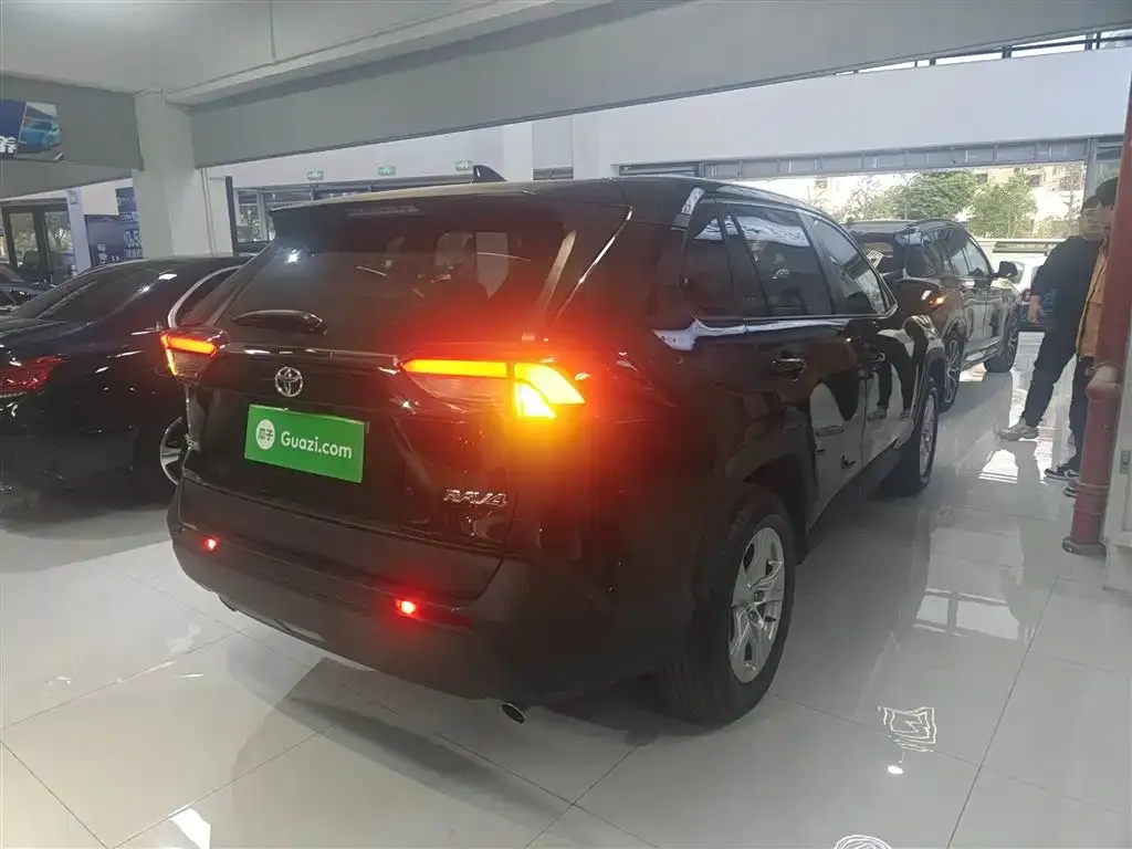 Toyota RAV4 — фото 7