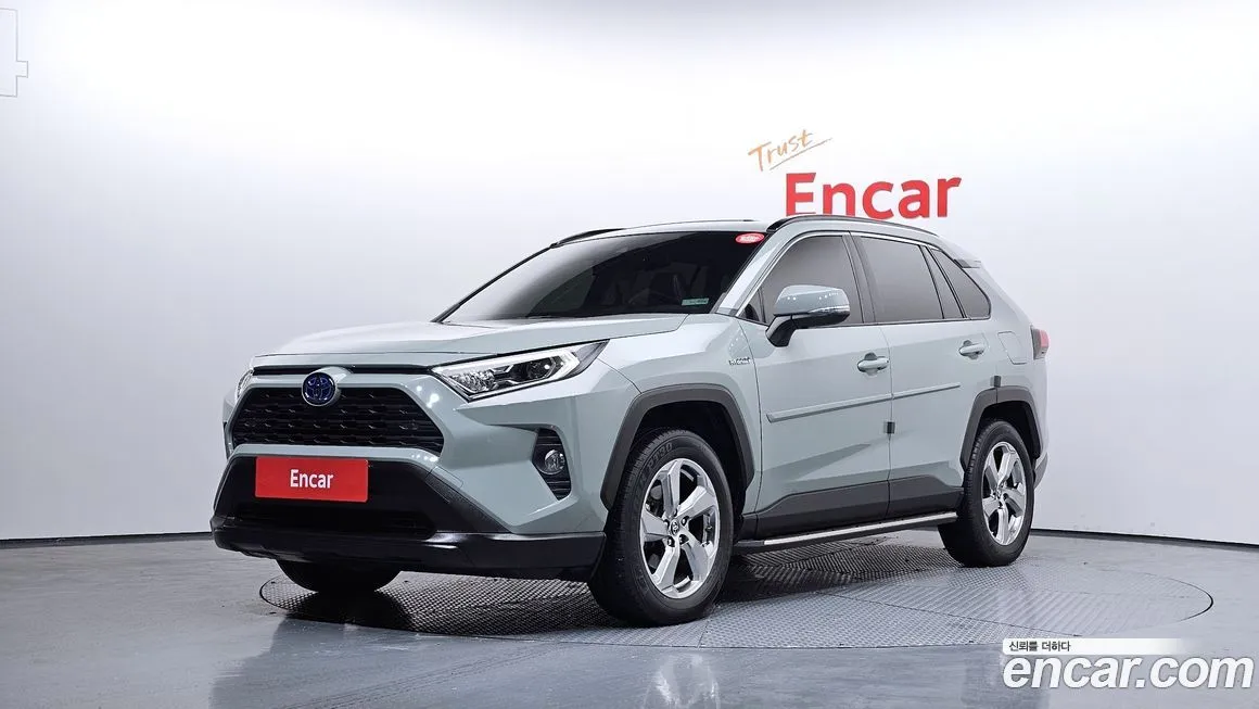Toyota RAV4 — фото 1