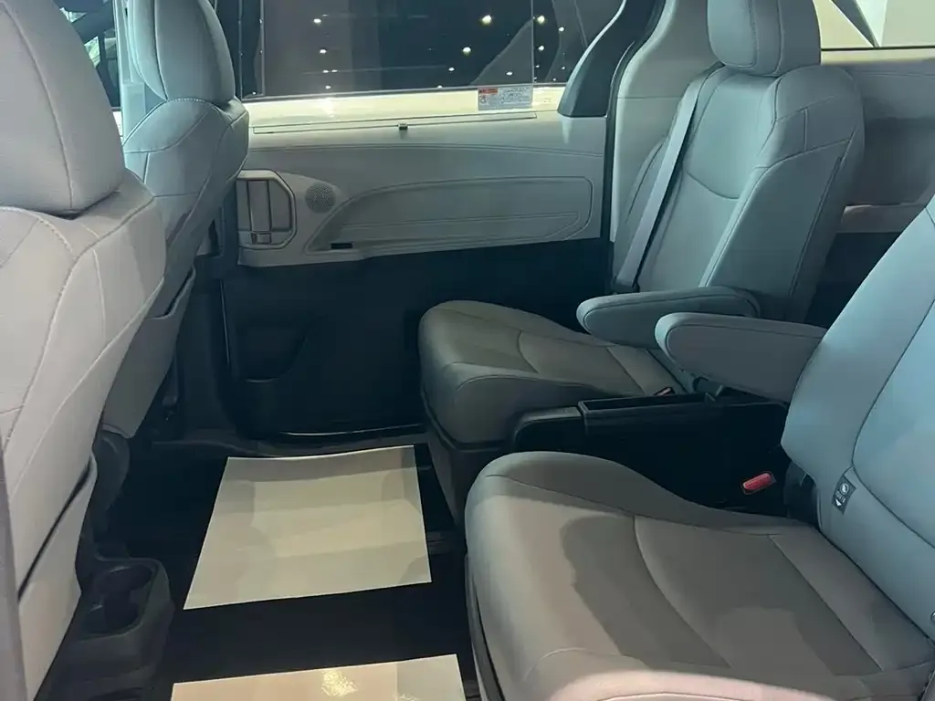 Toyota Granvia — фото 7
