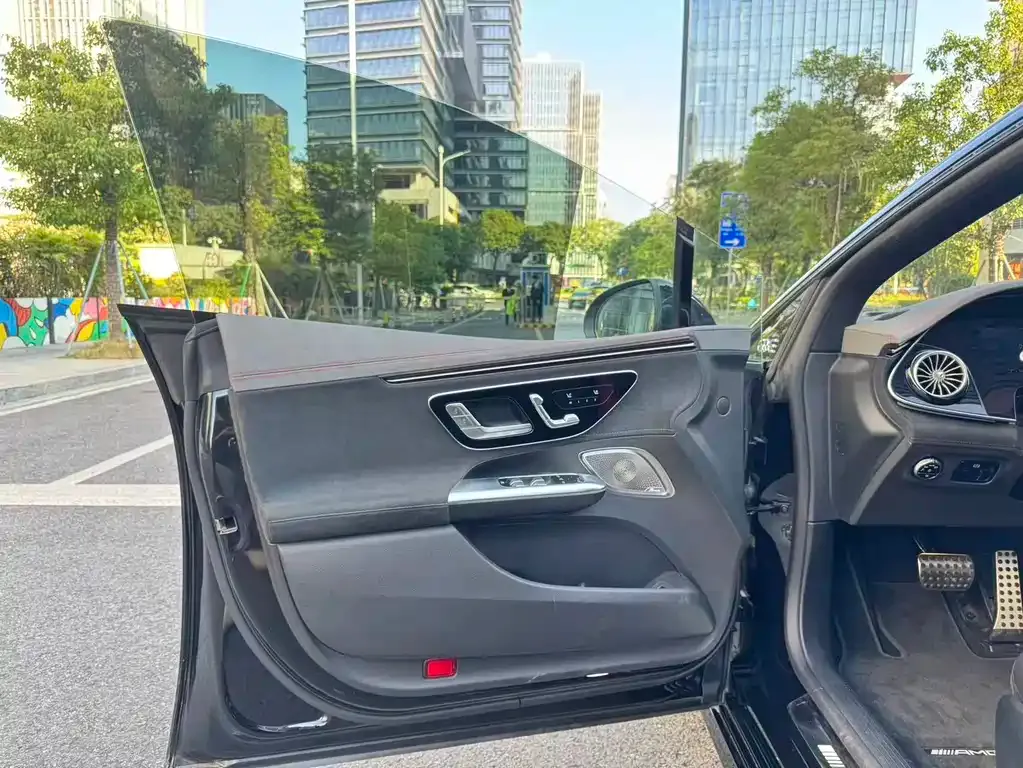 Mercedes-Benz EQE AMG — фото 10