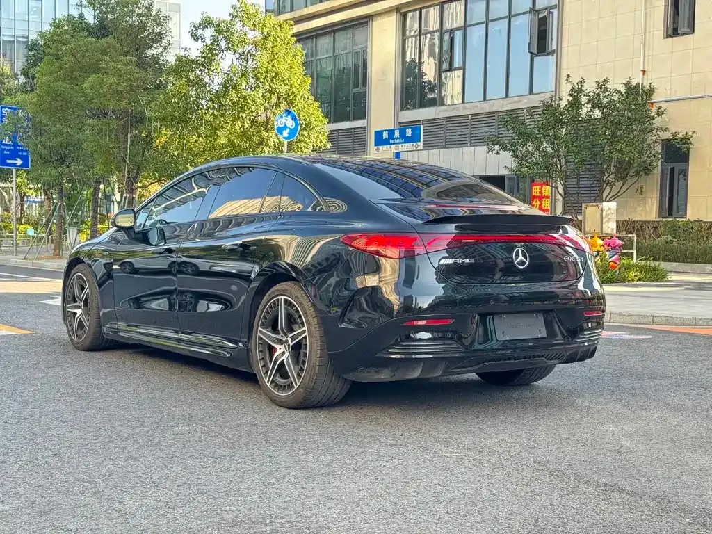 Mercedes-Benz EQE AMG — фото 4