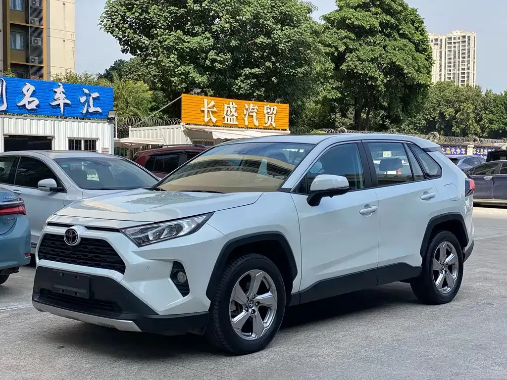 Toyota RAV4 — фото 1