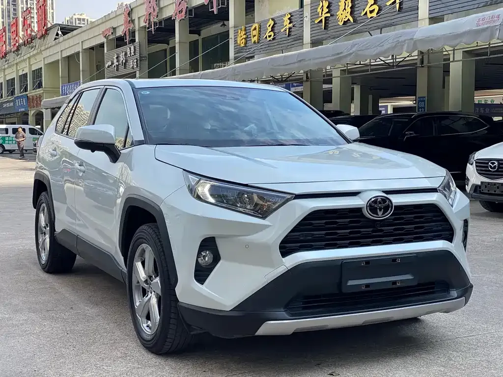 Toyota RAV4 — фото 3