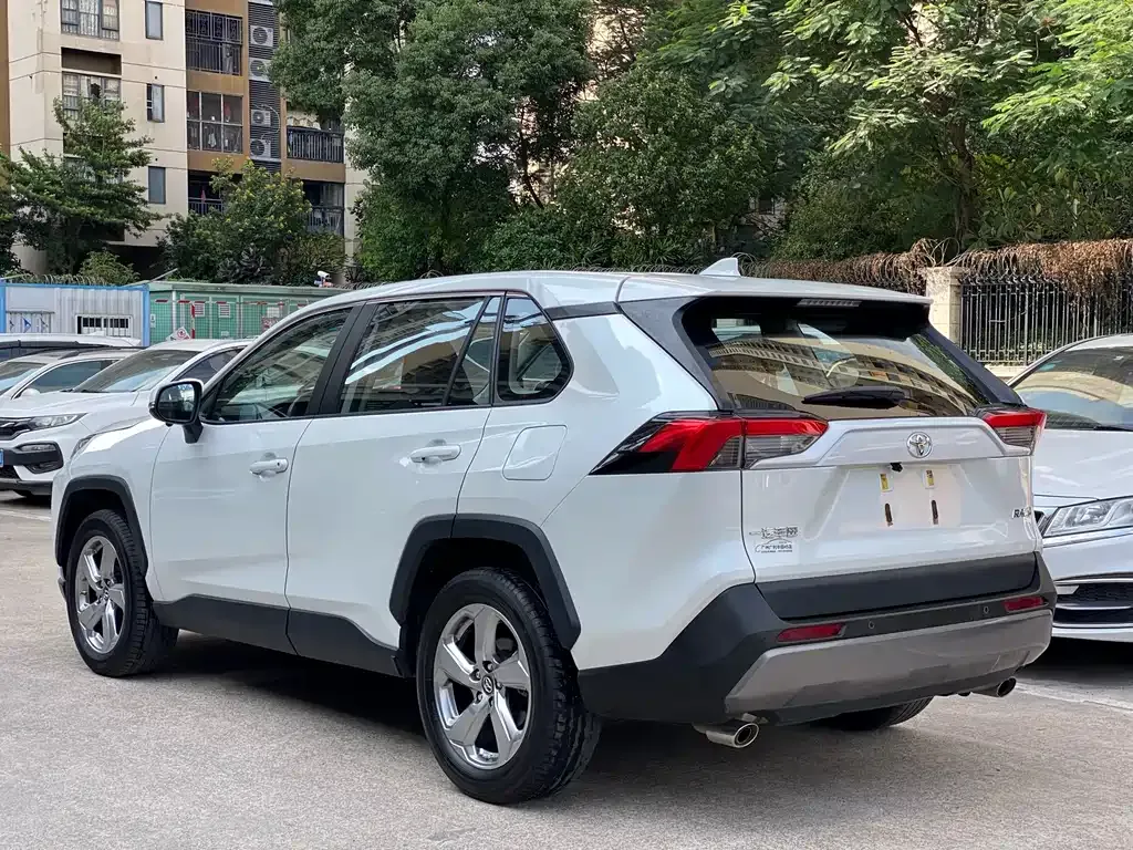 Toyota RAV4 — фото 4