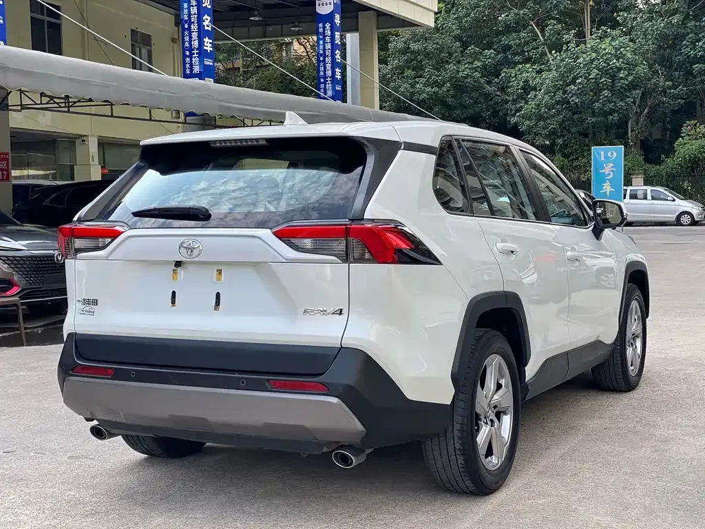 Toyota RAV4 — фото 6