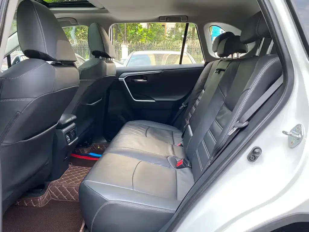 Toyota RAV4 — фото 9