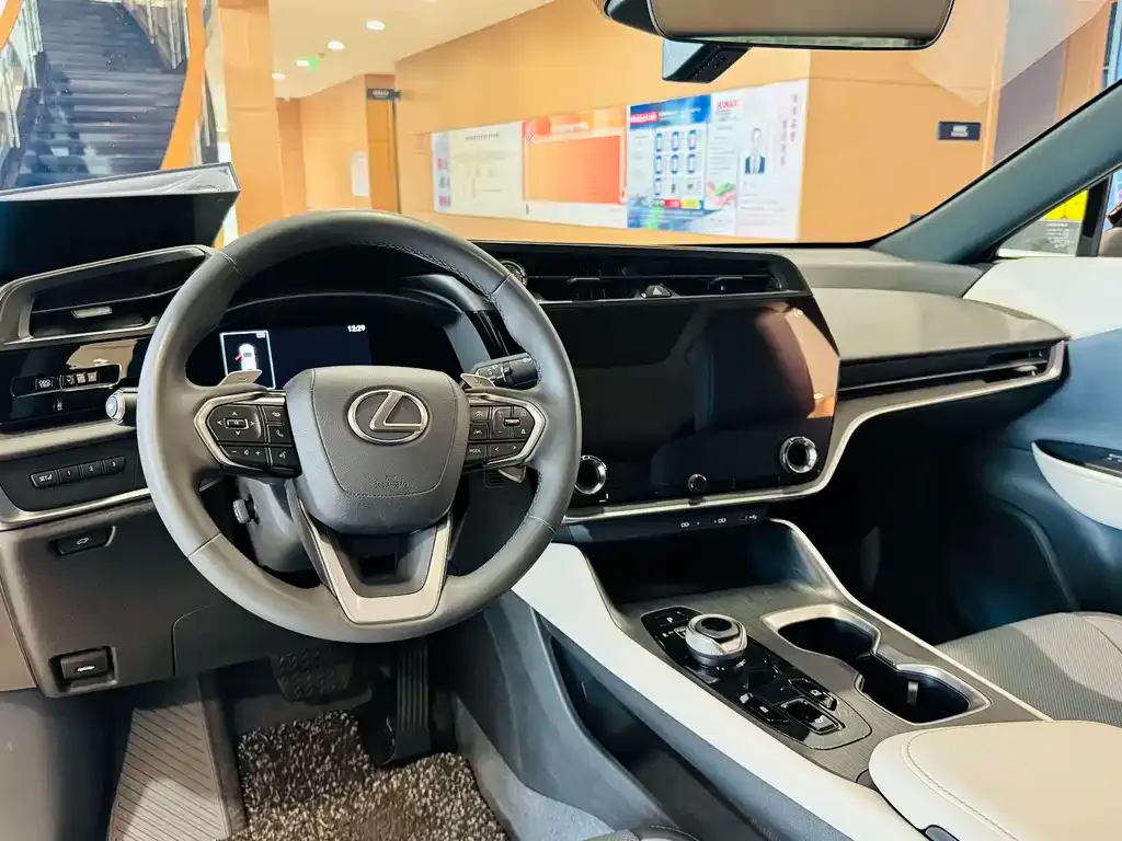 Lexus RZ — фото 6