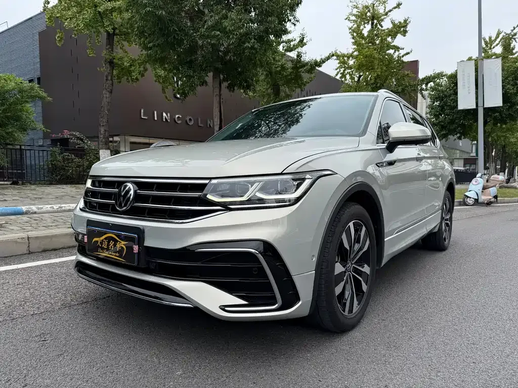 Volkswagen Tiguan L — фото 1