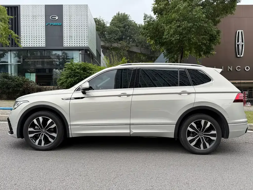 Volkswagen Tiguan L — фото 7