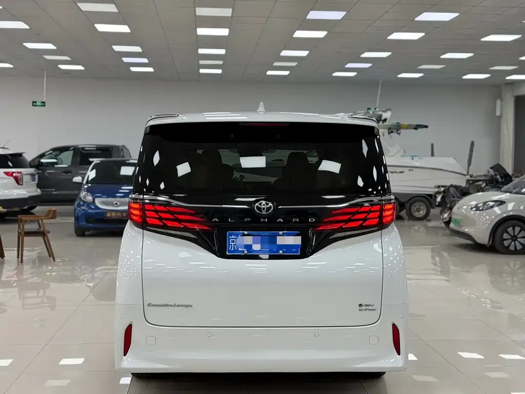 Toyota Alphard — фото 7