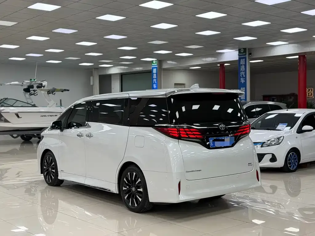 Toyota Alphard — фото 8