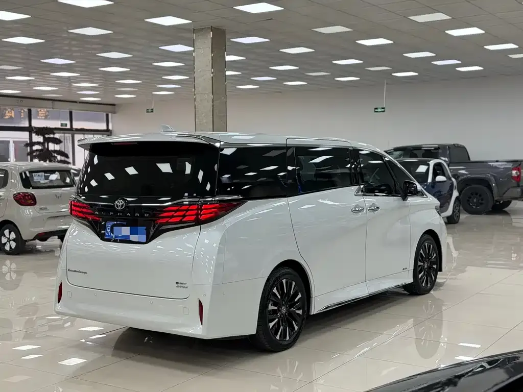 Toyota Alphard — фото 9