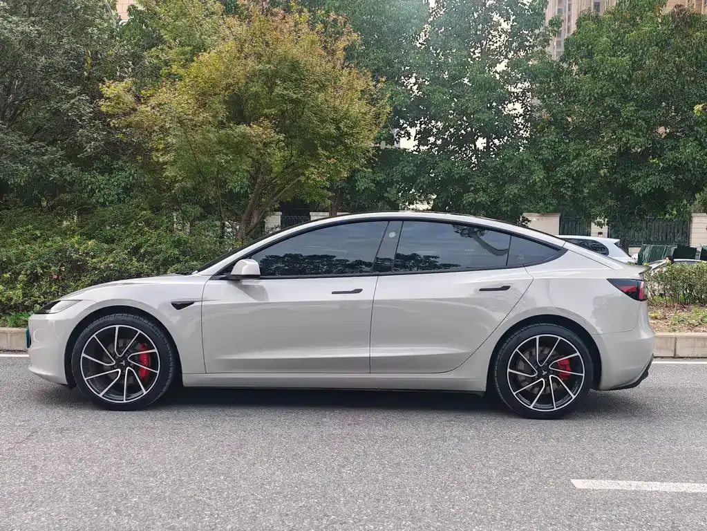 Tesla Model 3 — фото 4