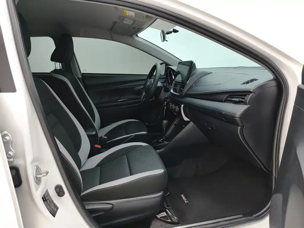 Toyota Yaris L — фото 10
