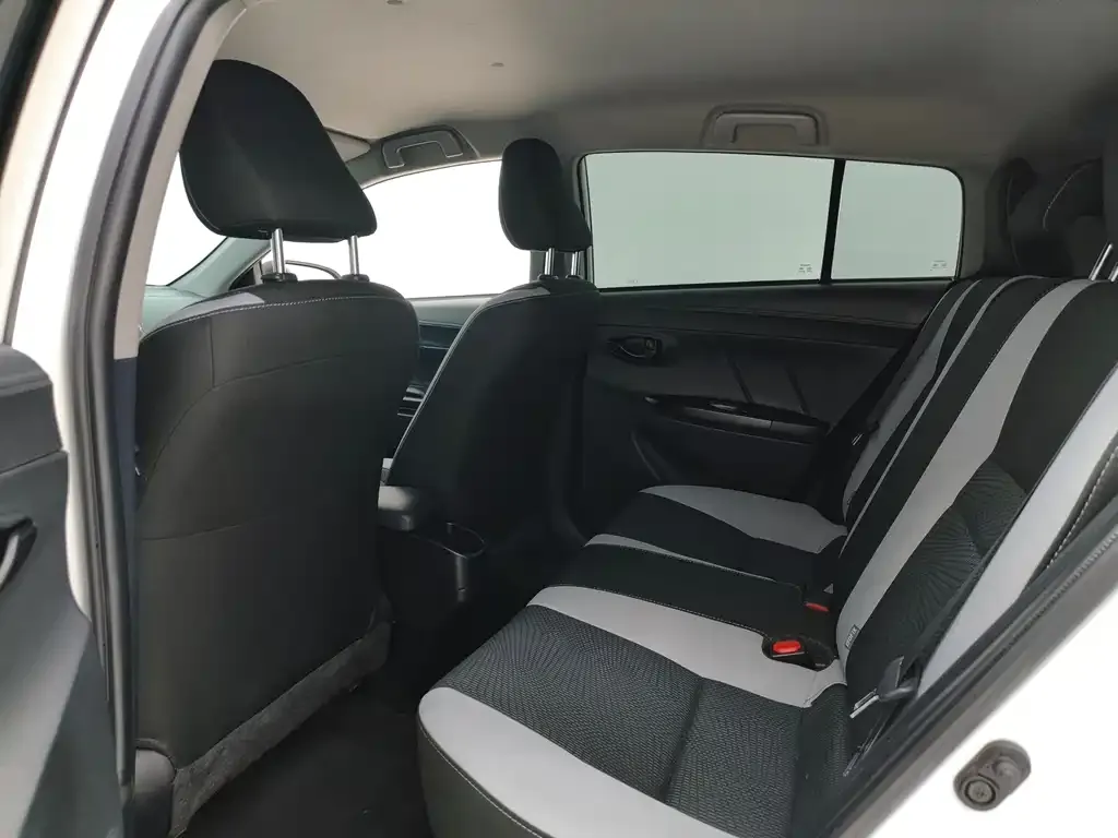 Toyota Yaris L — фото 8