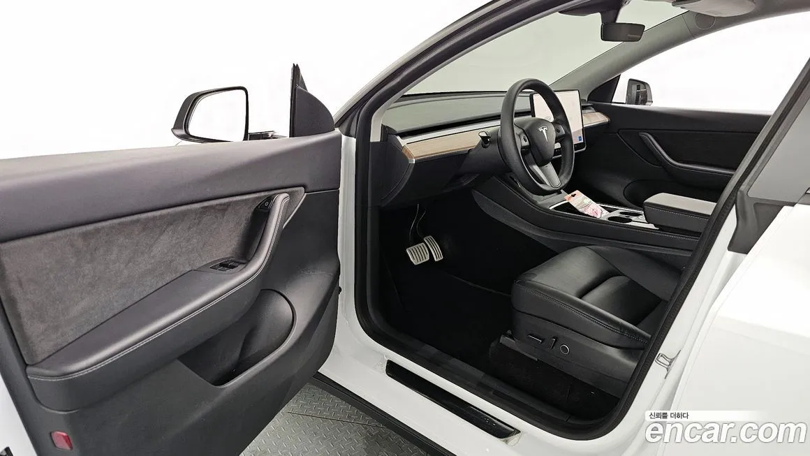 Tesla Model Y — фото 10