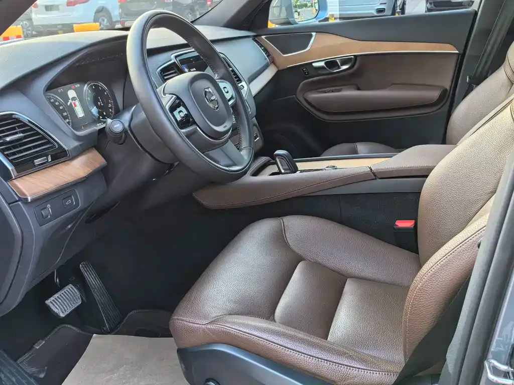 Volvo XC90 — фото 10
