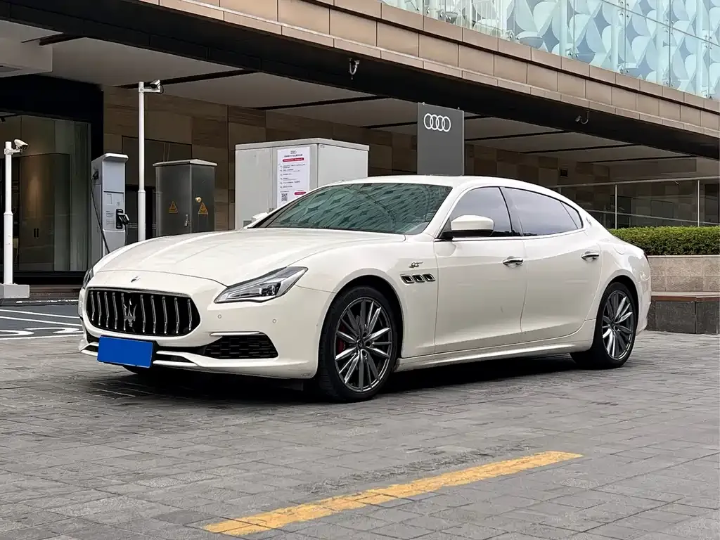 Maserati Quattroporte — фото 1