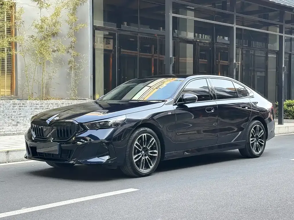 BMW 5 Series — фото 1