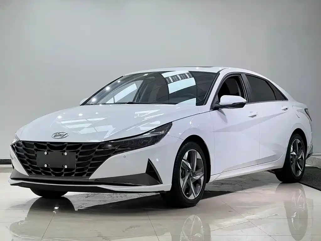 Hyundai Elantra — фото 1