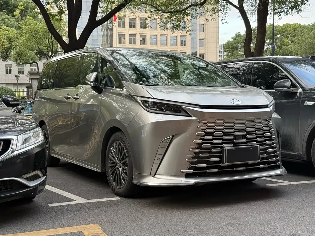 Lexus LM — фото 1