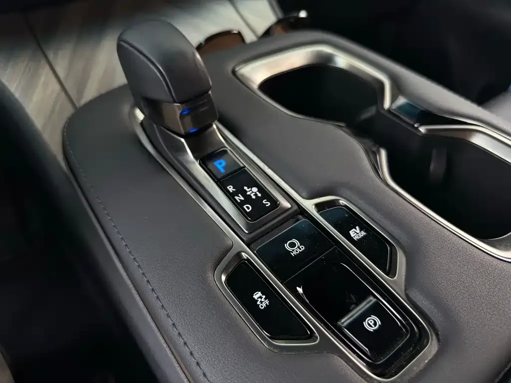 Lexus LM — фото 9