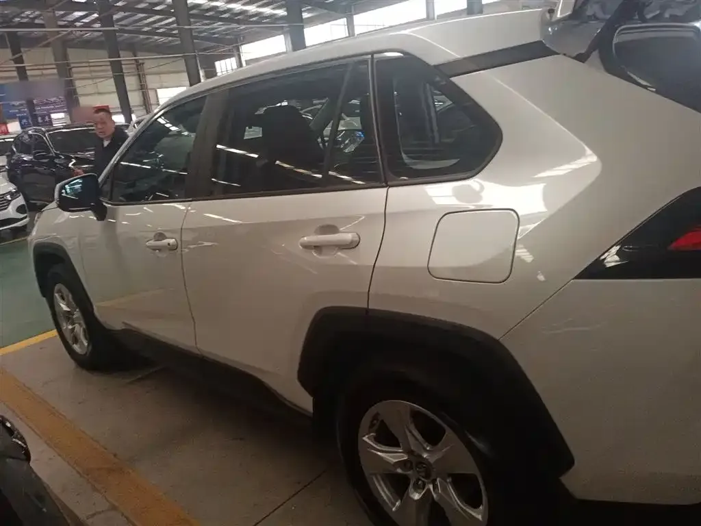 Toyota RAV4 — фото 5