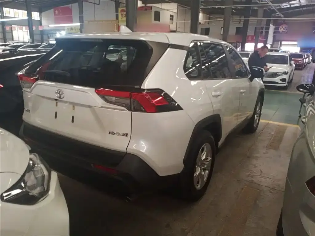 Toyota RAV4 — фото 7