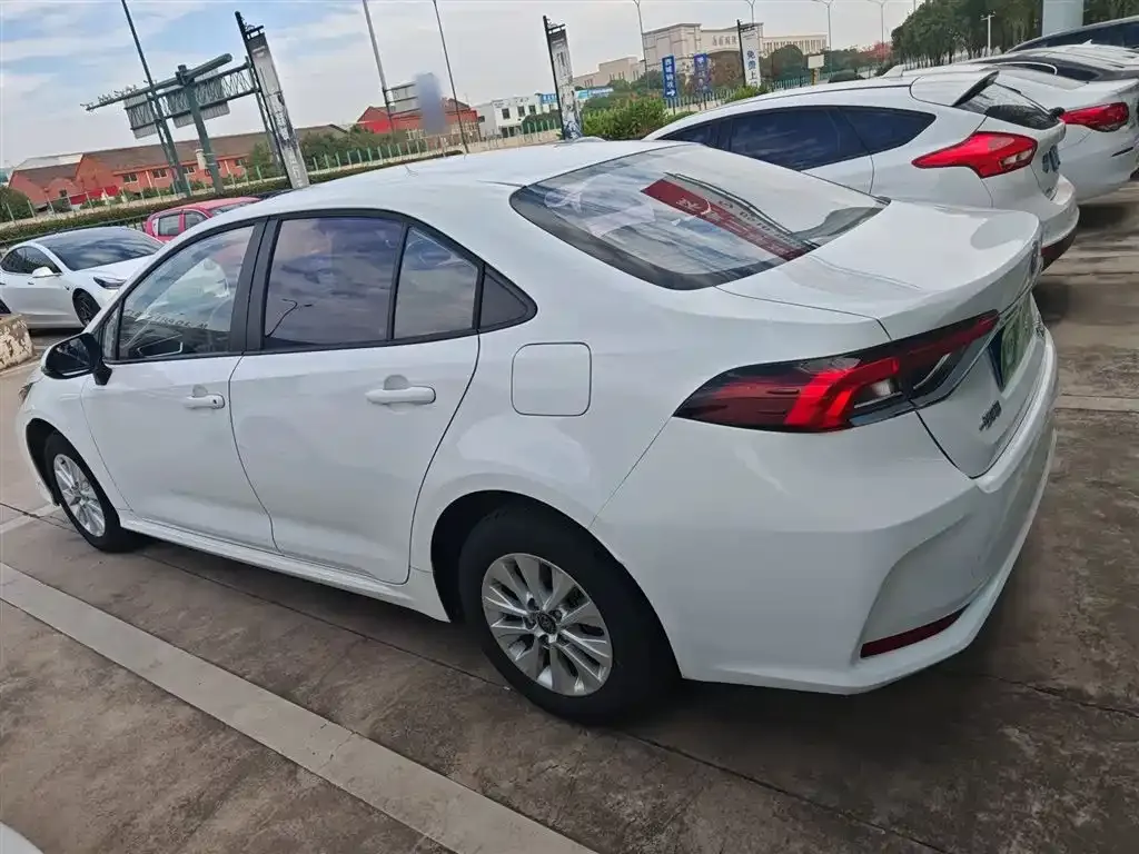 Toyota Corolla — фото 5