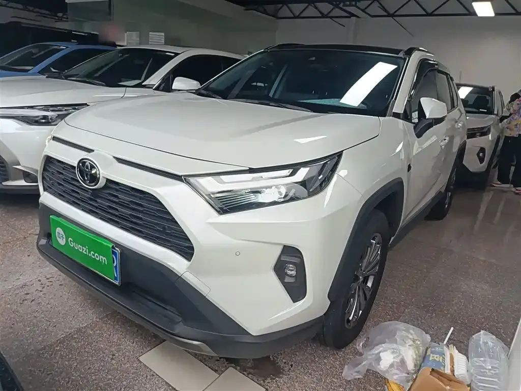 Toyota RAV4 — фото 1