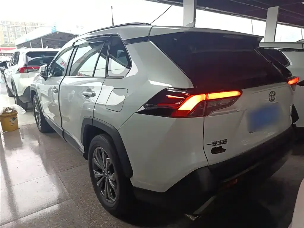 Toyota RAV4 — фото 5