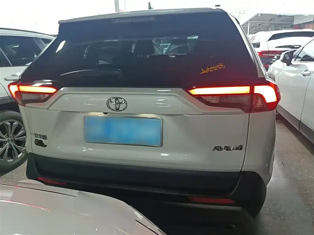 Toyota RAV4 — фото 6