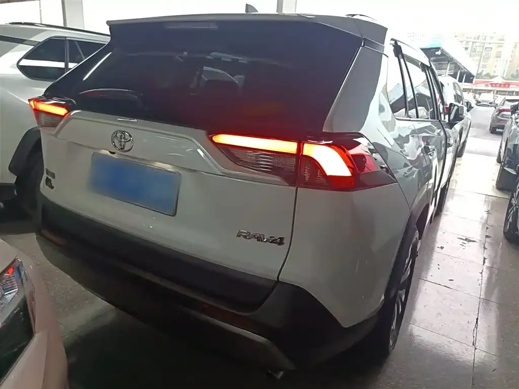 Toyota RAV4 — фото 7
