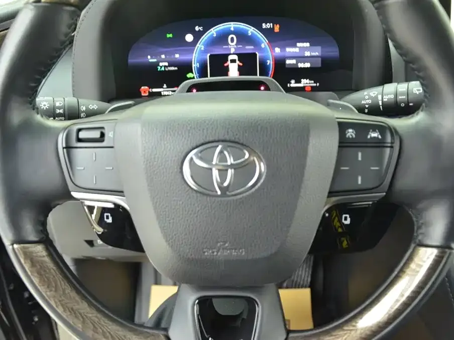 Toyota Alphard — фото 8
