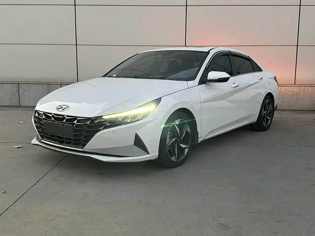Hyundai Elantra — фото 1