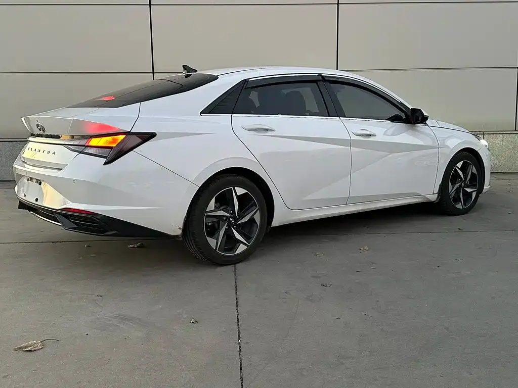 Hyundai Elantra — фото 2