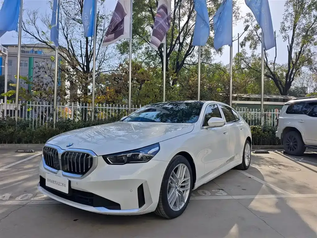 BMW 5 Series — фото 1