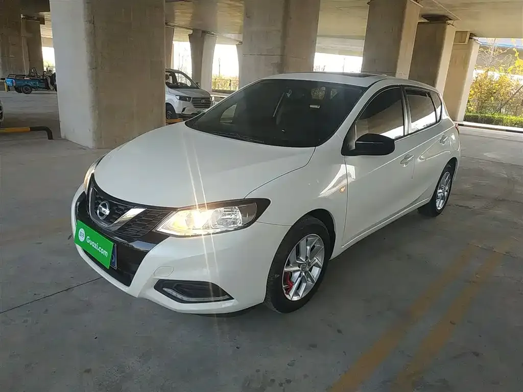 Nissan Tiida — фото 1