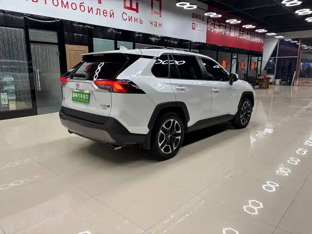 Toyota RAV4 — фото 5