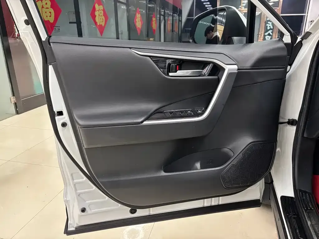 Toyota RAV4 — фото 8