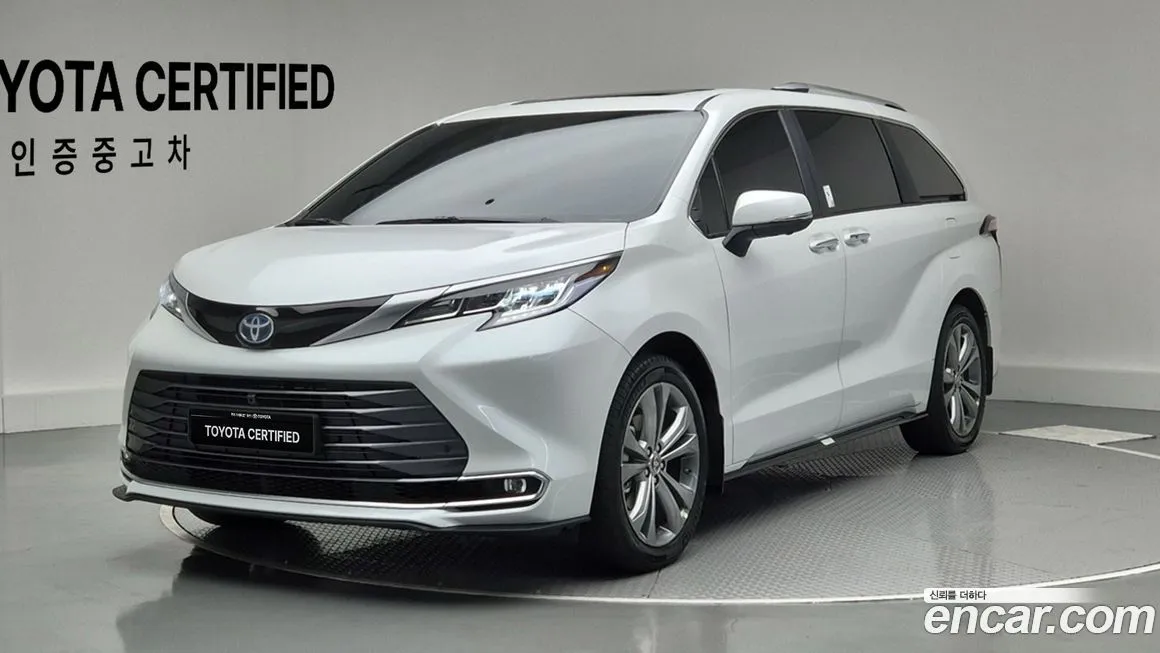 Toyota Sienna — фото 1