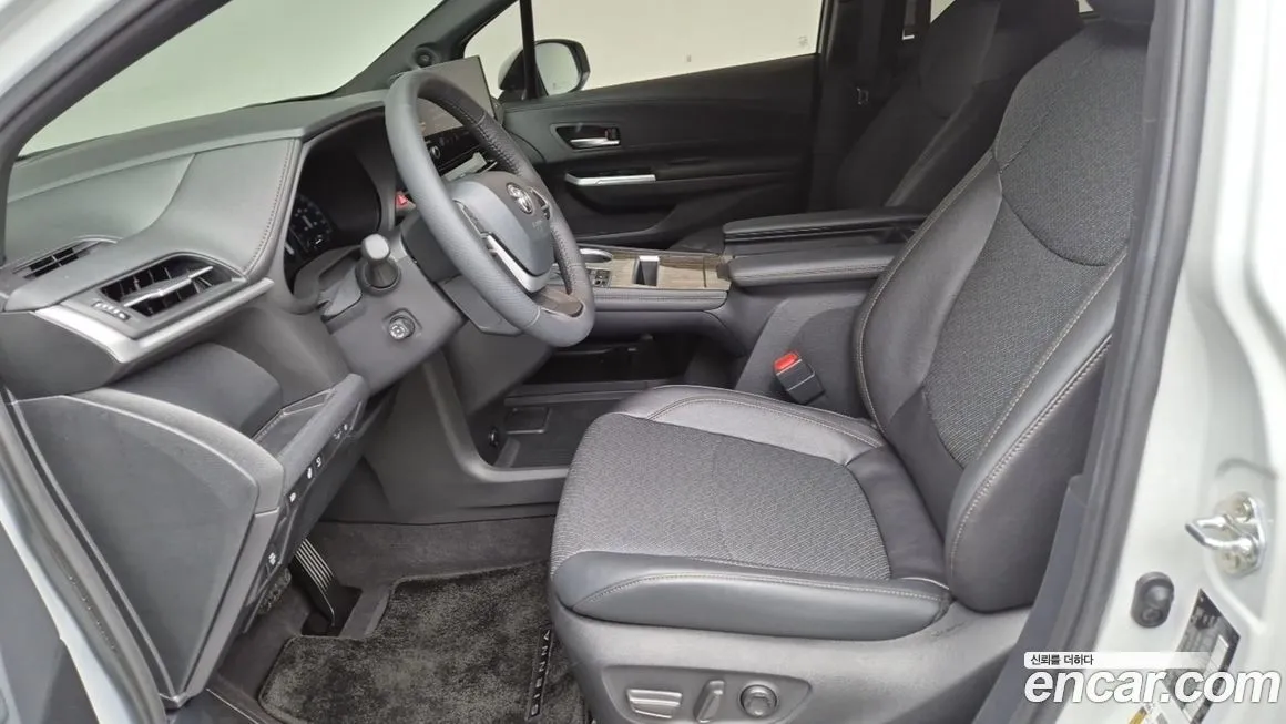 Toyota Sienna — фото 10