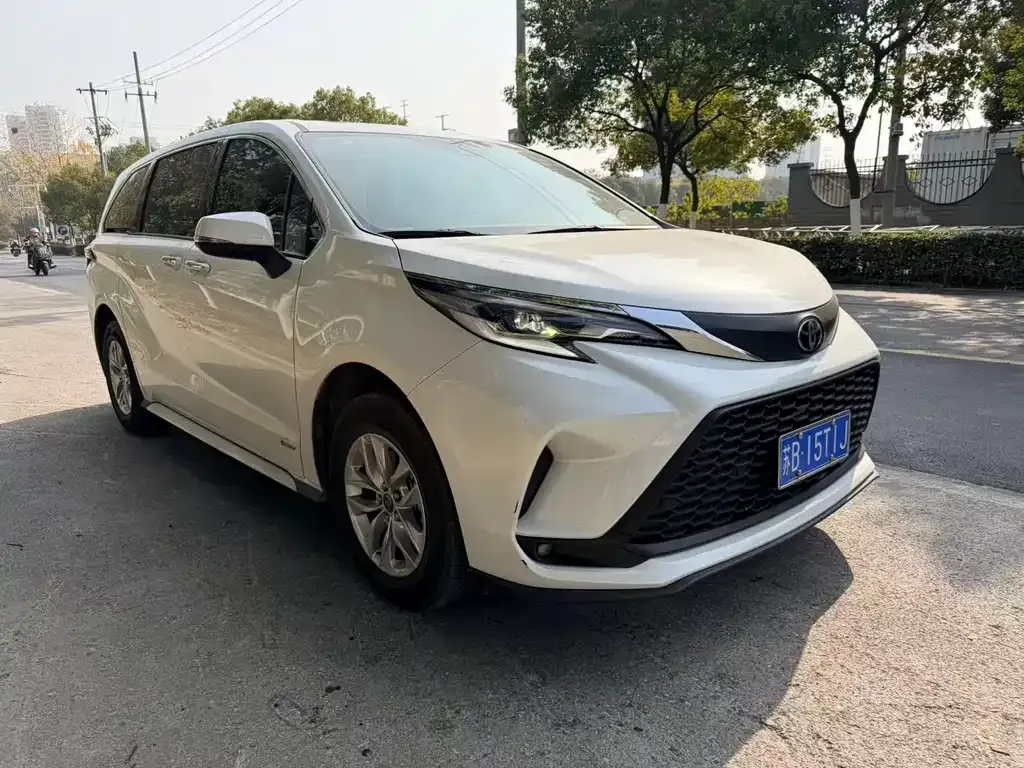 Toyota Granvia — фото 1