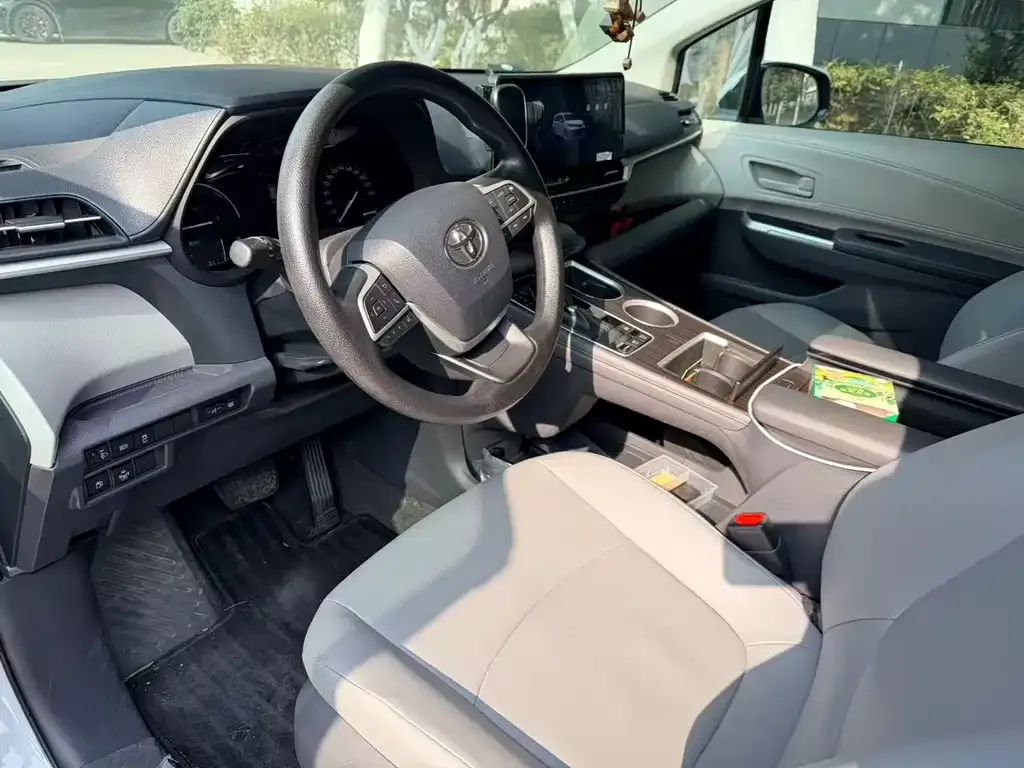 Toyota Granvia — фото 4